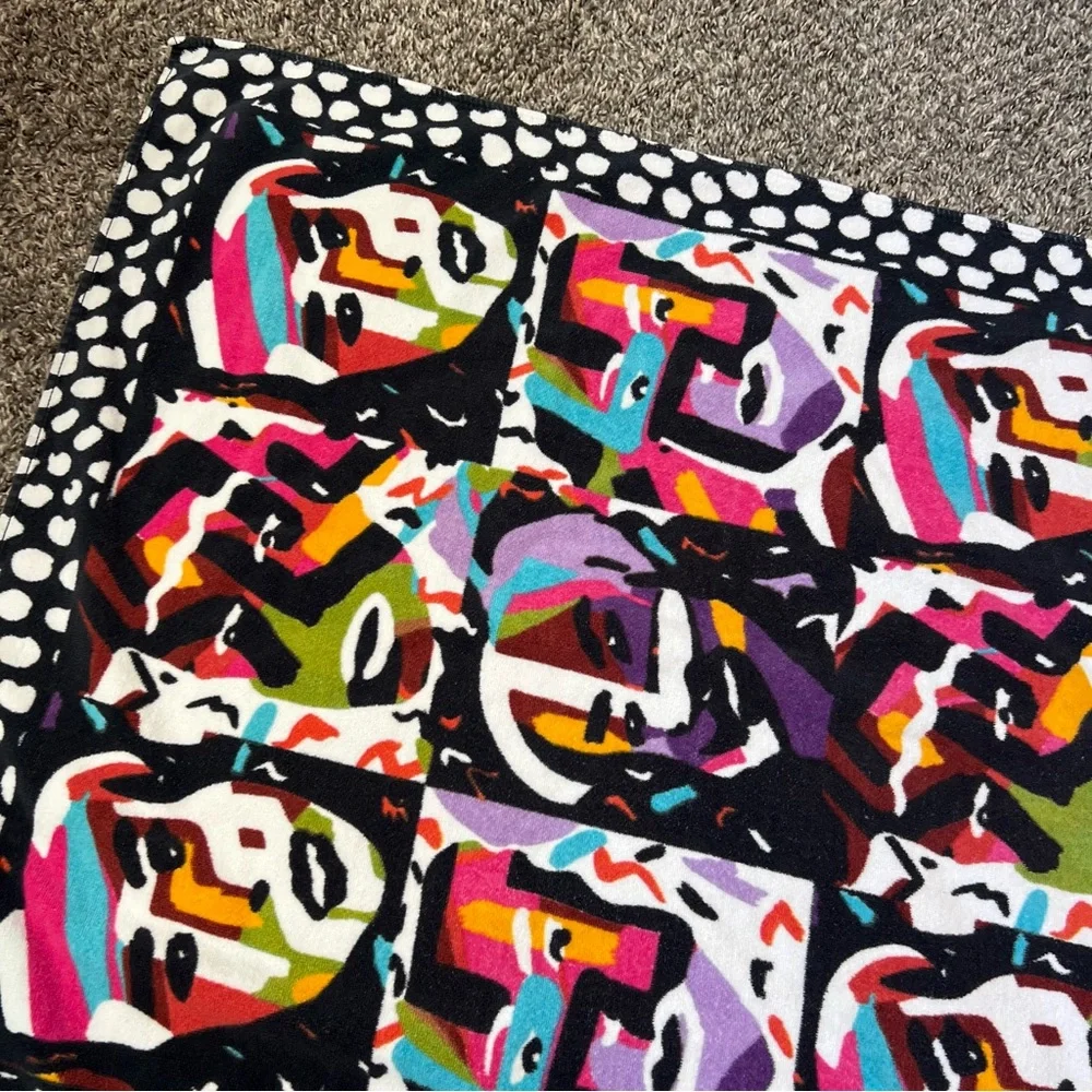 Missoni Pelin Guven Vintage Pop Art Faces Pattern Bath Towel‎